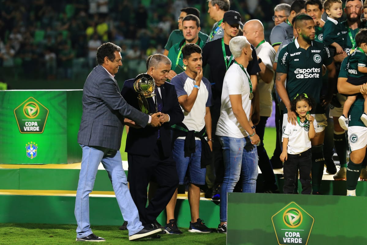 Presidente da FGF entrega taça da Copa Verde ao campeão Goiás (Foto: Solimar Oliveira)